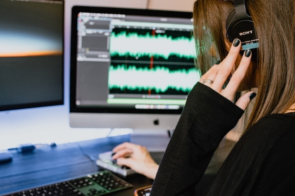 Grabación de un podcast empresarial en el estudio No Hagamos Ruido, Mérida
